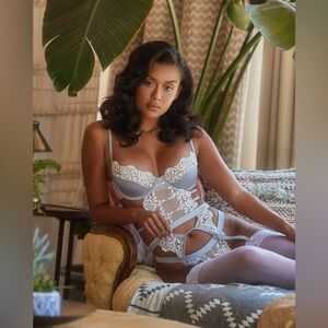 NWT ROMA CONFIDENTIAL SILVER WHITE LACE SATIN BUSTIER SET SZ S